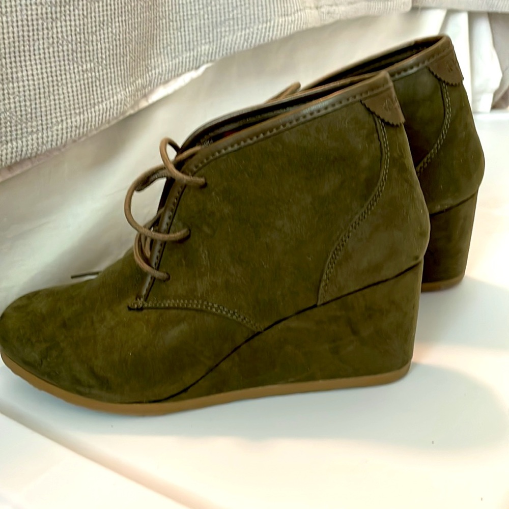 Brand New Size 9 Mad Live Army Green Suede Lace-Up Wedge Ankle Boots